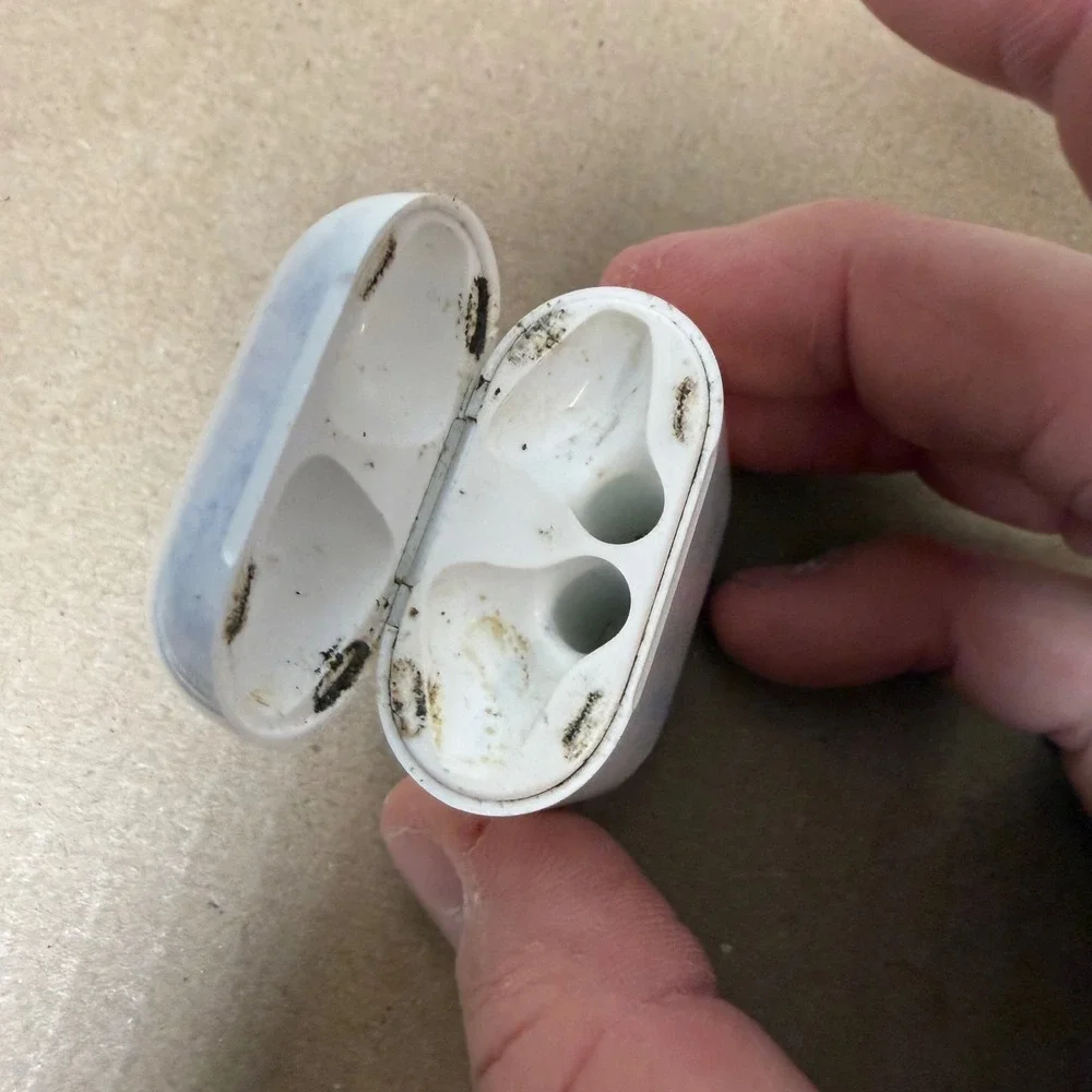 Apple AirPods Wireless‎ Charging Case A1938 White Fair Stained Functional